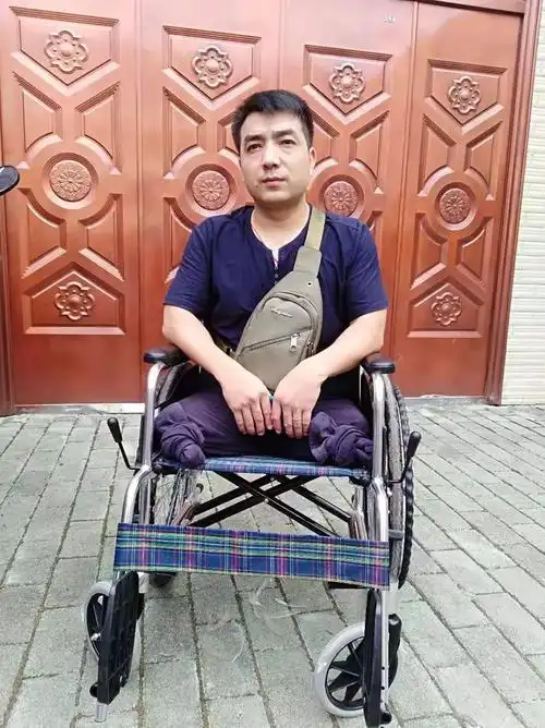 父亲离世,母亲患病,双腿截肢的他感动了无数英山网友