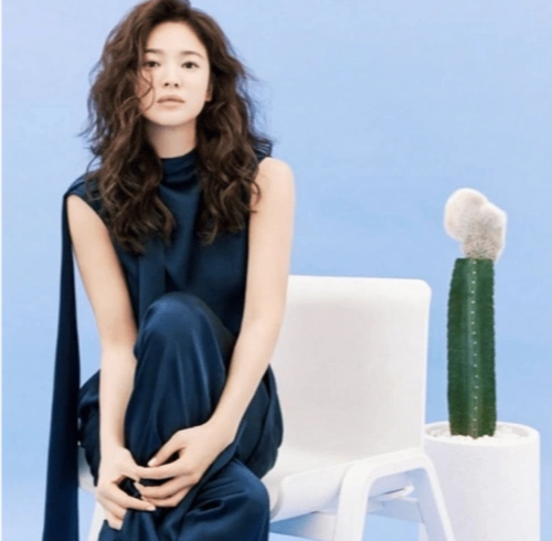 羊毛卷发型的宋慧乔,惊艳又时髦,你们觉得好看吗?