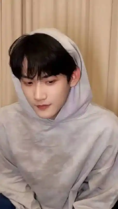 好可爱的小男孩,周柯宇更新"你好我有一个帽衫"