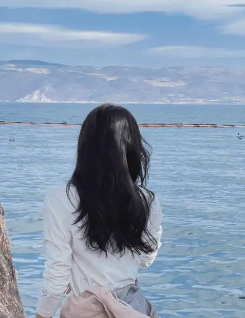 刘诗诗走走停停吹吹风随拍,白衬衫长卷发,面向大海比手叉_背影_网友