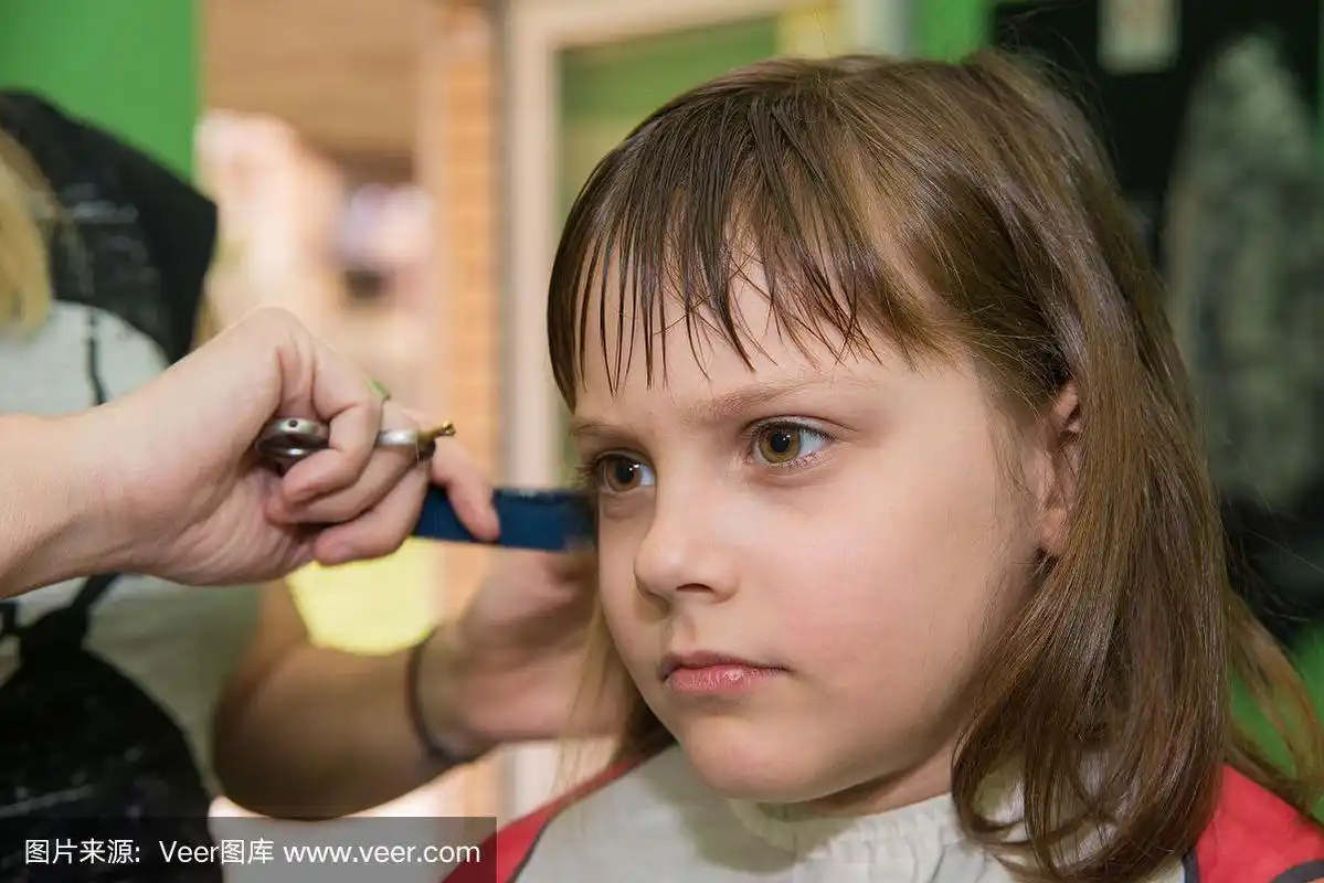 小女孩在理发店理发