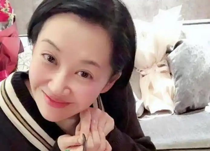 50岁许晴素颜照曝光,可爱睡衣仍难掩憔悴,桌上的东西成功抢镜_镜头