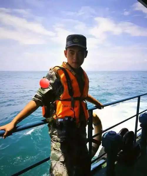 中国军人18岁照片曝光每张都超有看头