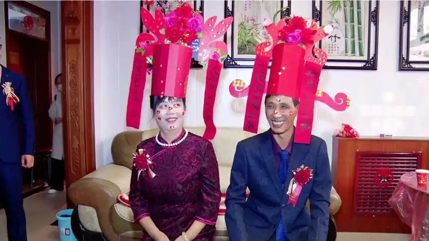 农村婚礼上就是热闹,亲朋好友费尽心思弄得这高帽.都是情份!