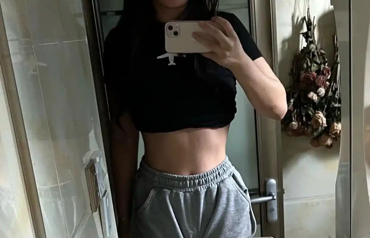 秀一个浅浅的腹肌.#图文伙伴计划 #腹肌马甲线 #谁还不是小 - 抖音