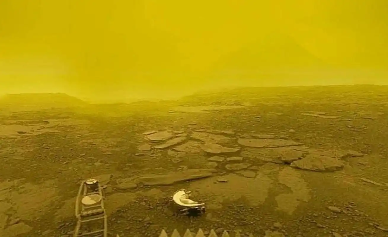 这是前苏联金星探测器拍下后合成的金星表面照片.