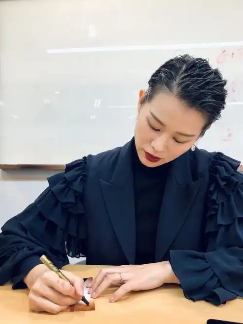 被"胡杏儿"帅到了,大背头发型搭配一身黑色西装套装,气场全开