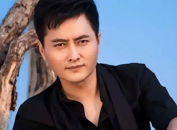 云飞:成名后跟妻子感情破裂,离婚后遇到真爱,生活幸福_音乐_舞台_事业