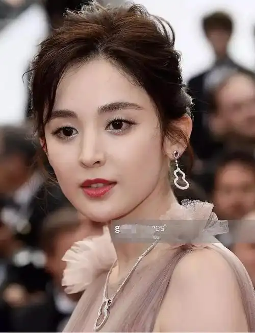 我记得她皮肤还是不错的,看过很多高清图,女明星里她的皮肤真的很好了