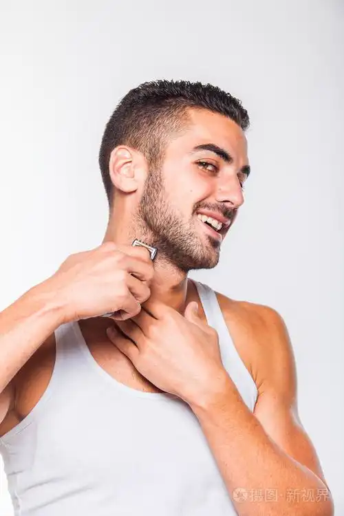 年轻英俊的男人修剪他的胡子