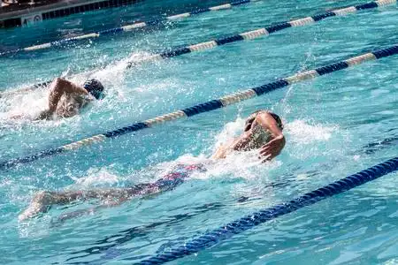 男泳装男游泳运动员在游泳比赛照片