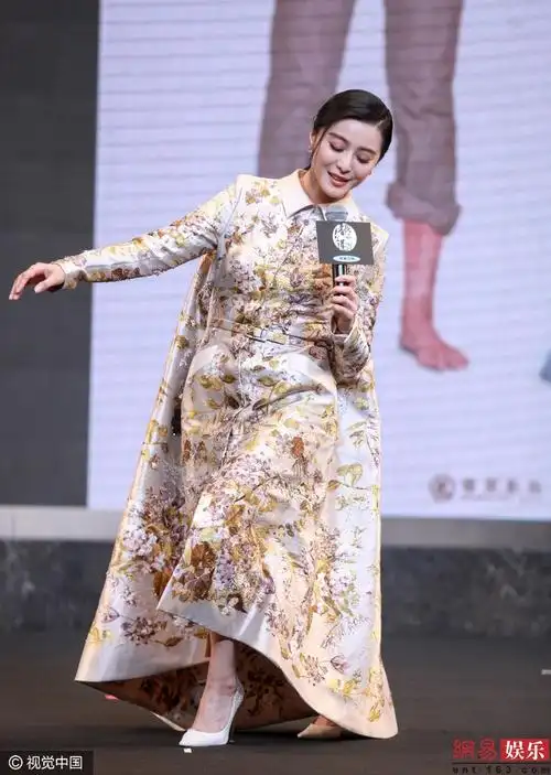 范冰冰着短裙秀白嫩美腿_手机网易网