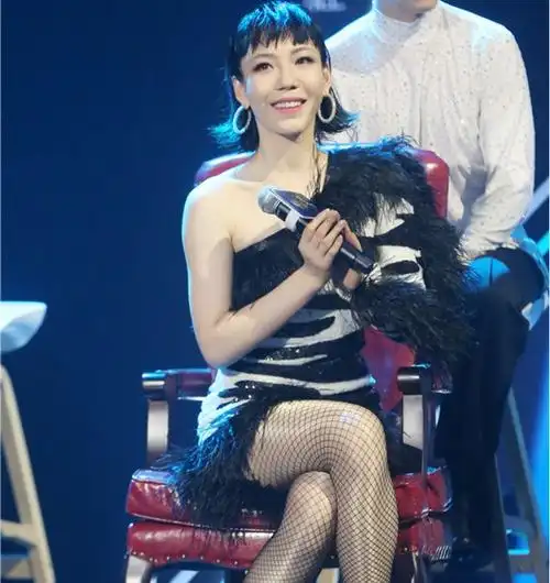 最美不过魔改后的吴莫愁黑色渔网丝袜搭配露肩连衣裙光彩照人