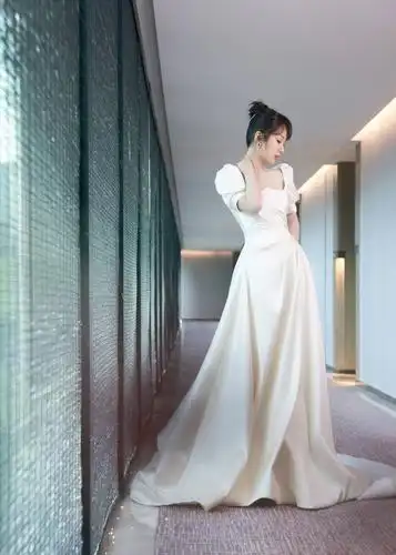 杨紫新综路透来照片曝光!_礼服