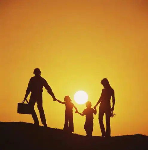 儿童,成年人,四个人,家庭,父母,竖图,室外,留白,日出,日落,档案,黎明
