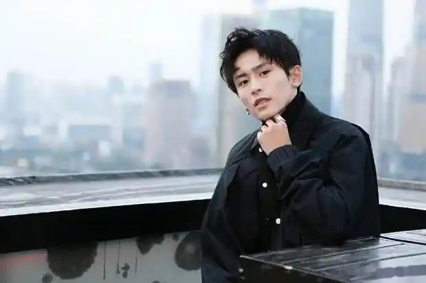 张哲瀚被曝亲日曾多次到日本神社游玩张哲瀚代言全部终止合作