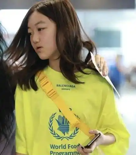 原创王菲女儿李嫣晒留学美照浓妆艳抹大变样她闺蜜的态度使人疑惑不已