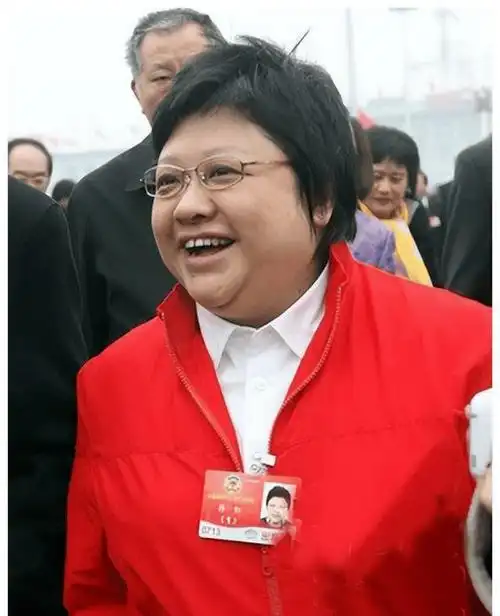 韩红再次请战《歌手2024》称:自己是国家队歌手,不当缩头乌龟!