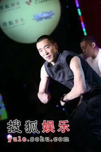 图:黄立行搜狐歌会劲歌热舞 脱衣秀肌肉