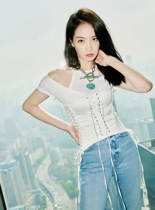 宋茜这穿搭也太大胆了,穿吊带抹胸包臀裙,尽显"闪亮"大长腿_黑色_颜色