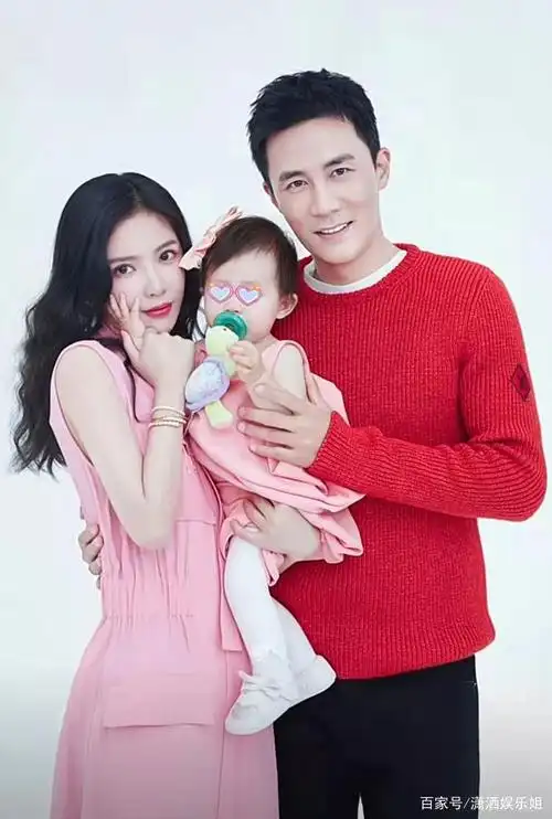 虽然大家从综艺节目《婆婆和妈妈》了解到杜淳已经和王灿结婚,但一