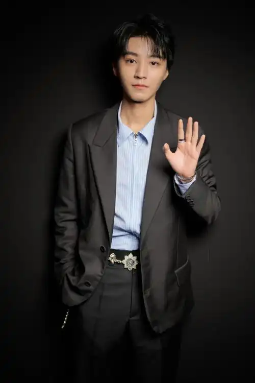 王俊凯 西装造型亮相#dior大秀#,直播生图状态很nice~#王俊凯 巴黎