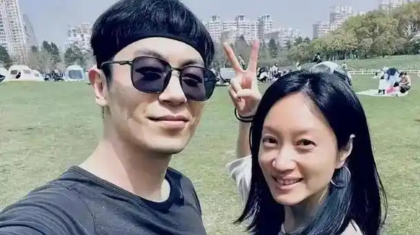 体操运动员沈佳妮跨行当演员30岁嫁29岁朱亚文生两女被宠成宝