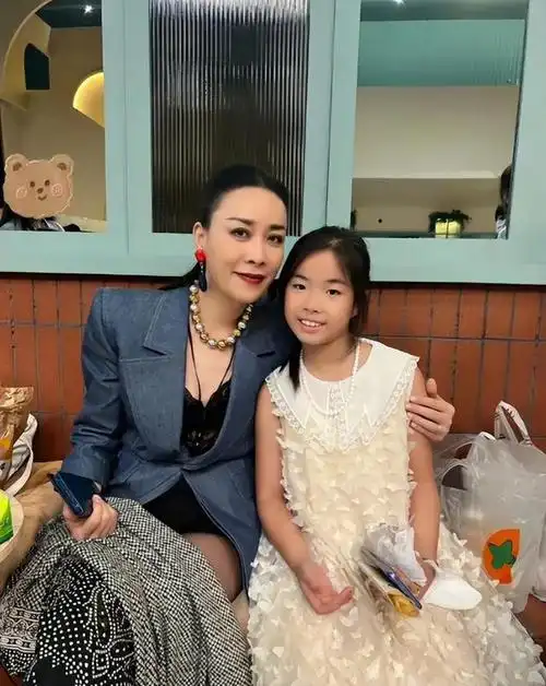 那英女儿孟晓桐荧屏初露,才华与颜值并存,揭示星二代成长新篇章