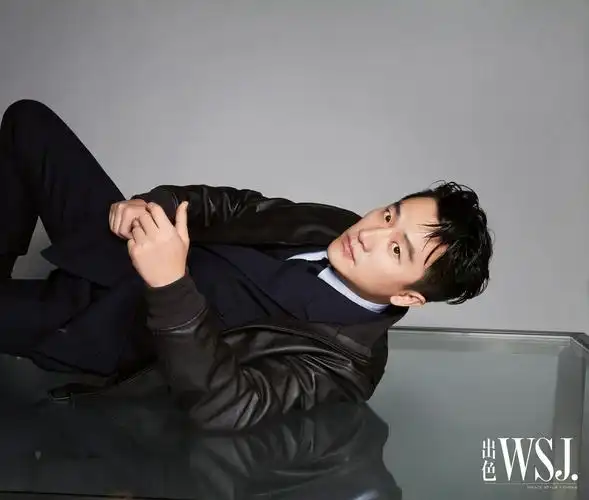 黄轩登《出色wsj.》十二月刊封面 复古正装彰显绅士品格