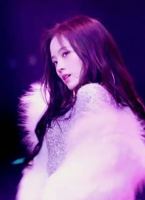 原创有种惊艳叫鞠婧祎穿孔雀裙当她摆动裙摆时全网沸腾了