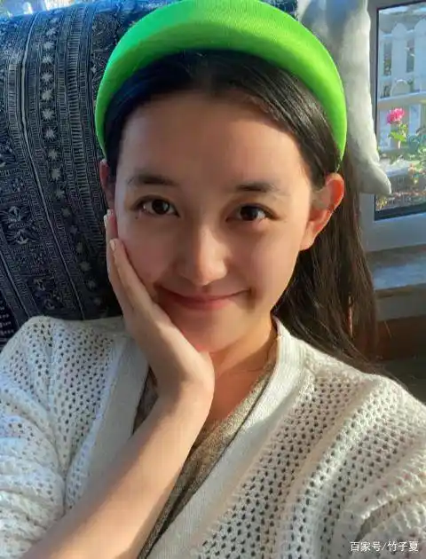 本以为蒋依依长发已经够美了,当罕见短发照曝光,这不是我女神吗_年纪