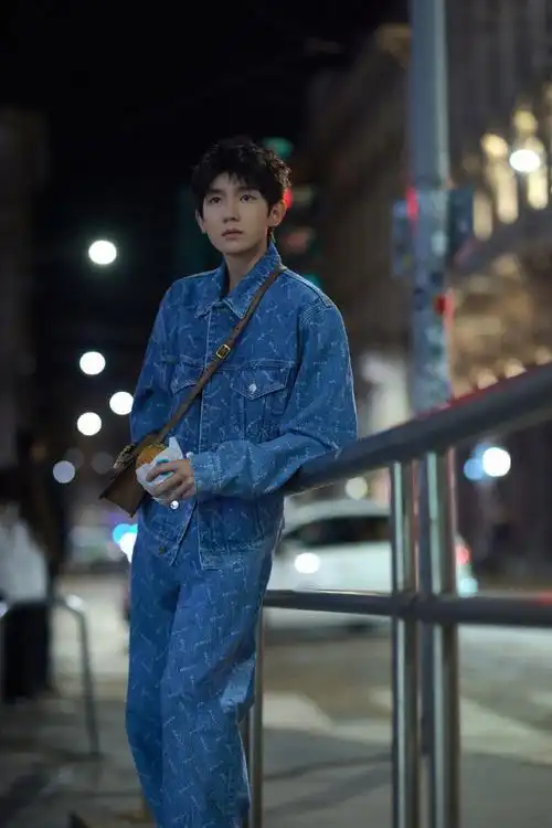 米兰时装周##王源在米兰街头拿汉堡##王源米兰时装周看秀造型##美兰