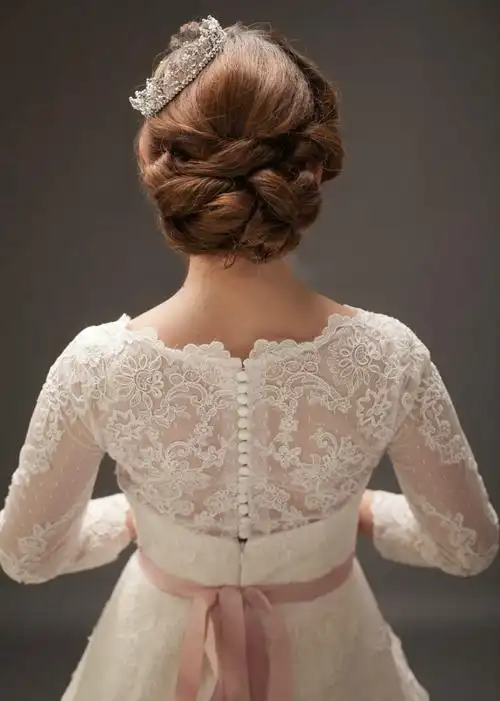 柔美盘发 皇冠 打造温柔公主气质