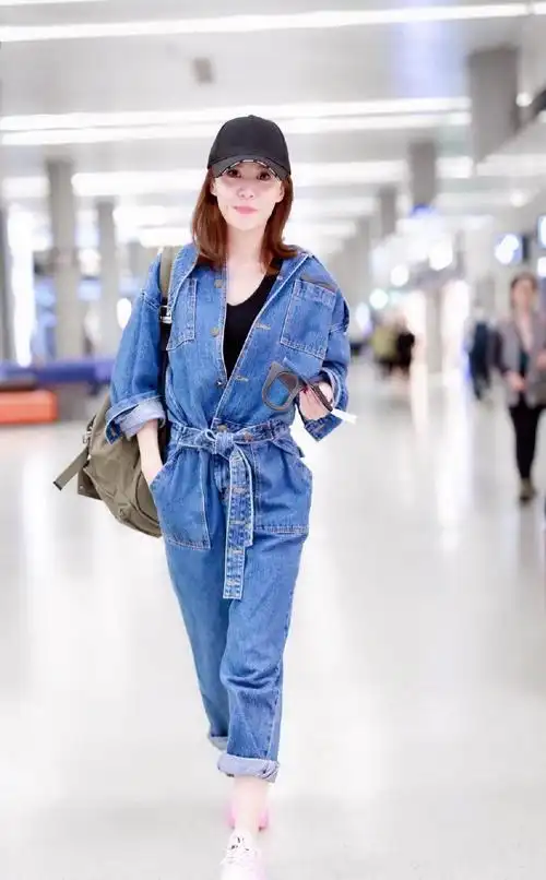 李金铭终于"红"了,锁骨短发搭配牛仔连衣裤走机场,高级又时髦