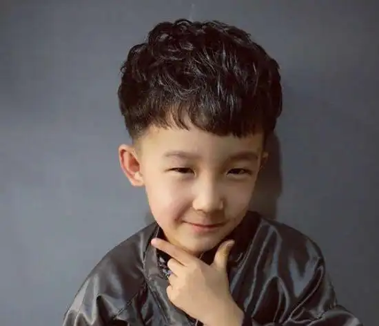 男童个性发型充满回头率 2019小男孩最流行的短发造型图片