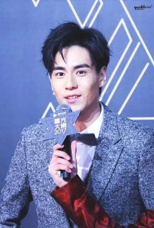 胡一天获奖激动到腿抖 童年照神撞脸彭于晏