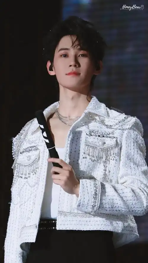 张真源海口演唱会舞台照饭拍