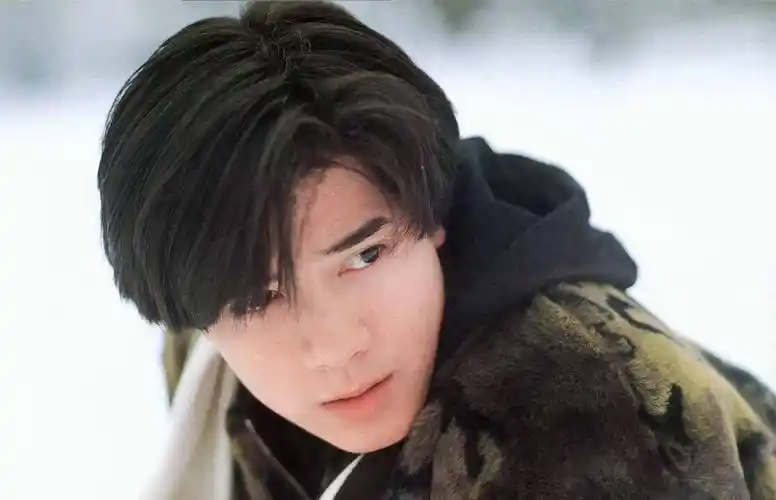 郭富城的脸上始终有年轻人那种无忧无虑的神采,他不会为太多问题费神