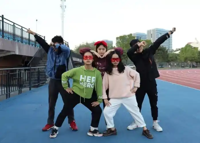 这样拍照每个人都能有头有脸花儿一样绚烂的姿势你get到了吗～兄弟