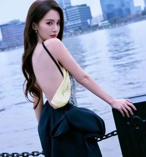 但金晨的减肥到了狂热的程度,瘦到排骨胸,侧面看极不协调,头大身小