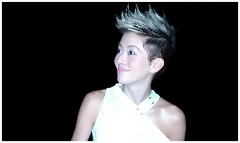 梅艳芳告别演唱会,强忍病痛唱完,最后身着婚纱倒在刘德华怀中