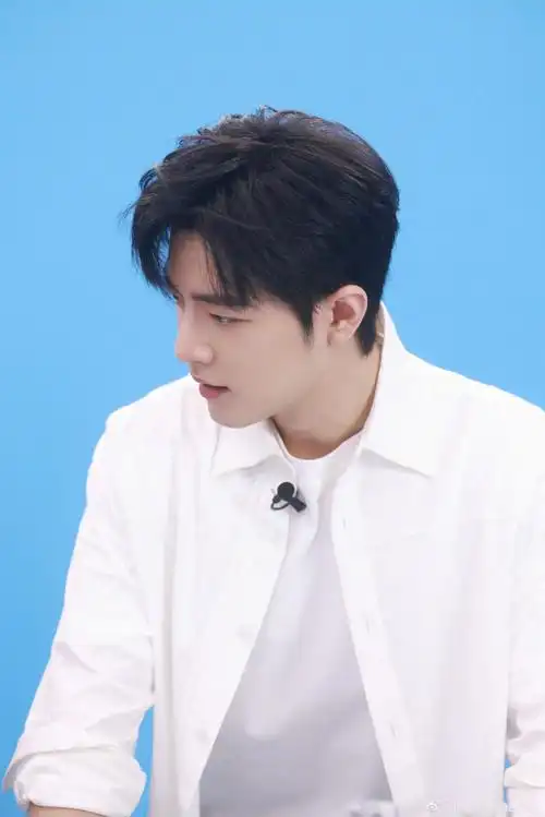 肖战丨白衬衫直播造型78白衬衫 牛仔裤,禁欲系男神纯又欲!