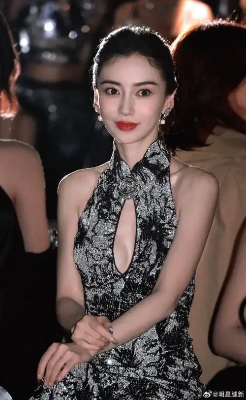 angelababy出席上海时装周穿胸部开窗礼服秀沟