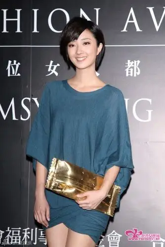 组图:桂纶镁连衣短裙娇俏亮相 美腿性感修长