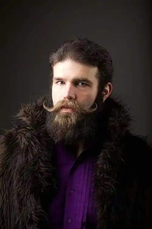 这胡须真是绝了,造型独特啊