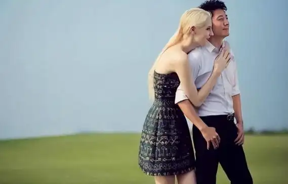 撒贝宁一家四口外出登山被偶遇两个孩子颜值爆表李白身材高挑吸睛