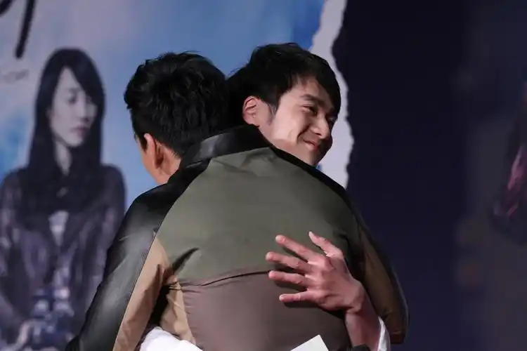 《分手合约》首映 彭于晏蒋劲夫"基情拥抱"[高清大图]