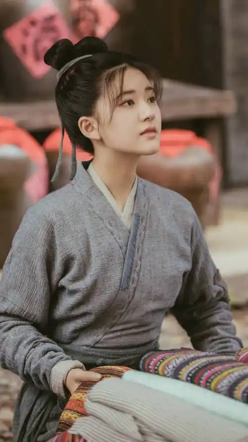 赵露思,比起直角肩,你更需要的是头包脸_造型_颜究_角色