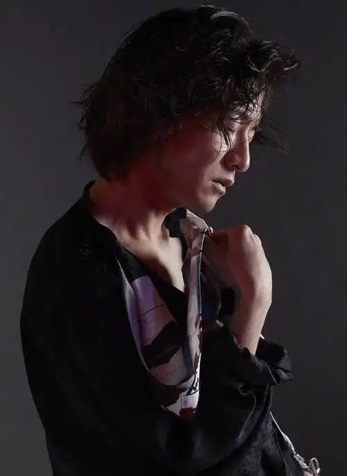 47岁木村拓哉又登封面,留回20年前长发发型!