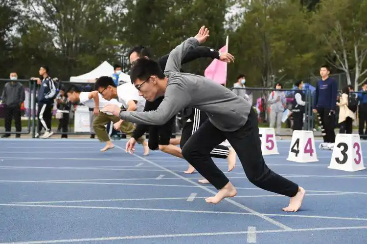 赤足运动会自1997年开始举办感受脚底板与大地的"亲密接触"甩开鞋袜